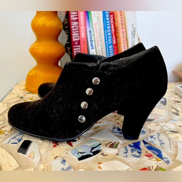 Shoes - Black heeled booties💕